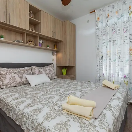 Family-friendly With Swimming Pool Zavode, Omis - 1021 Appartement Lokva Rogoznica